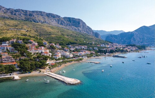 Awesome home in Duce with kitchen