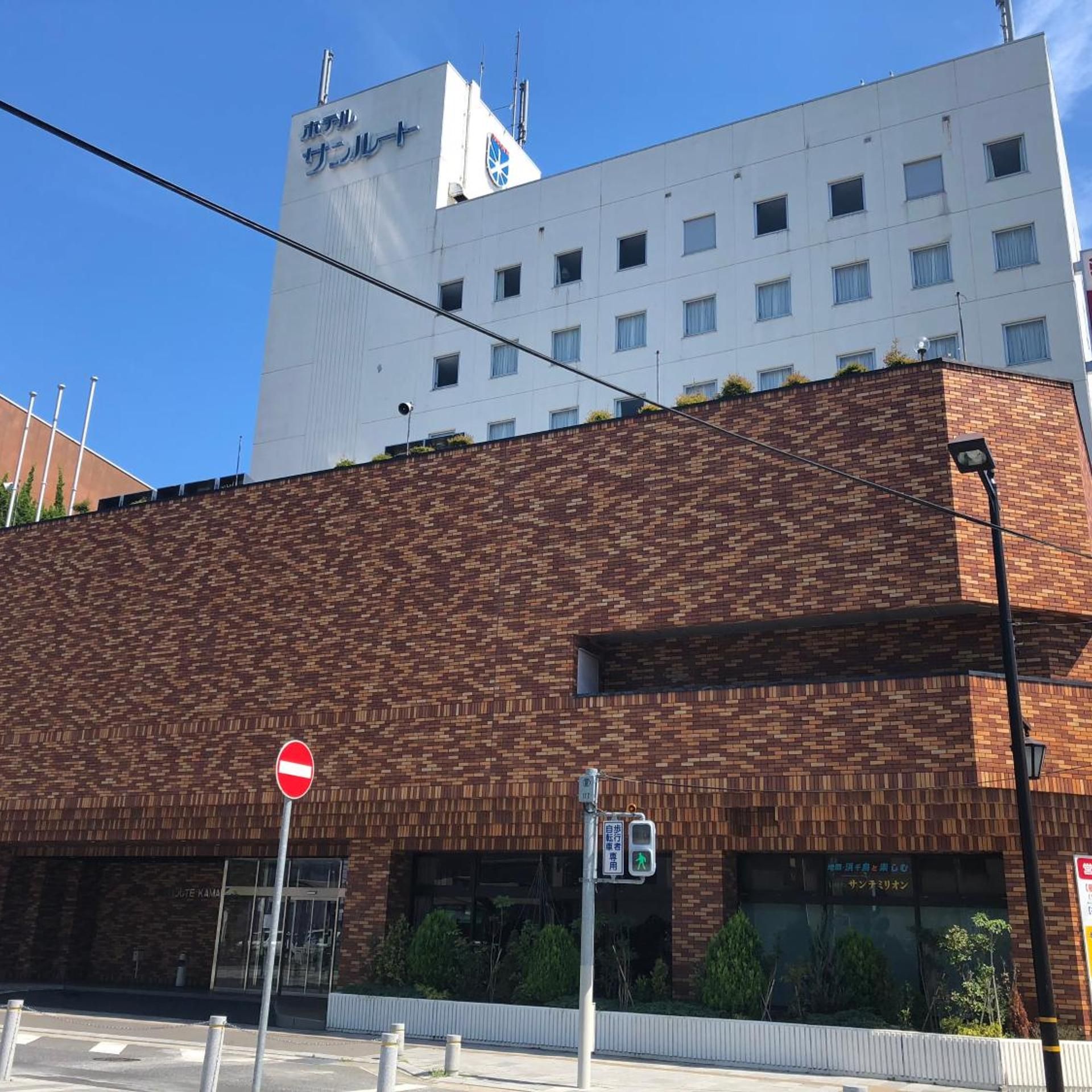 Un bâtiment à la façade en briques sur lequel est apposé un panneau indiquant « accès interdit ».