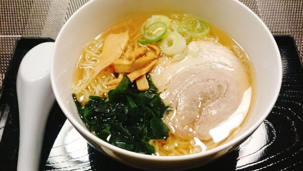 A bowl of ramen with noodles, sliced green onions, a piece of chicken, and seaweed. - Hotel Crown Hills Kamaishi (Kamaishi)