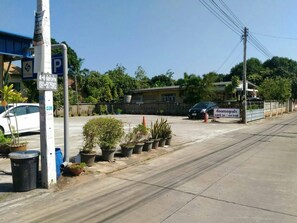 Free self parking - S3 Room (Sattahip)