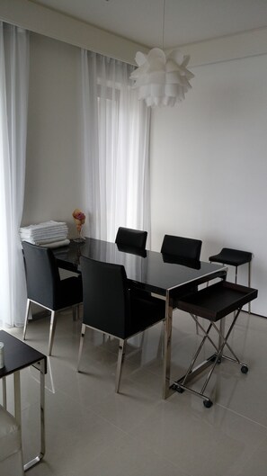 Chambre Familiale, 2 chambres | Restauration dans la chambre