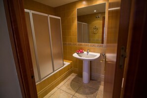 Bathroom - Rodas II - Three Bedroom Apartment, Sleeps 6 (Roses)
