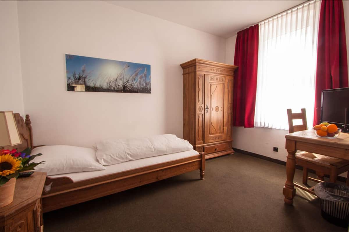 single room | desk, free wifi, bed sheets