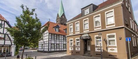 A traditional European building with a sign reading "Al Bjerkeholms Hotel".