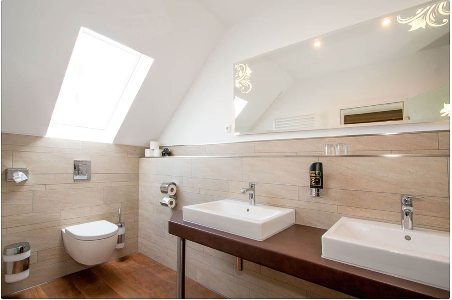 デスク、WiFi (無料)、ベッドシーツ