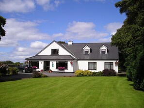 Front of property - Mountain View Guesthouse (Oughterard)