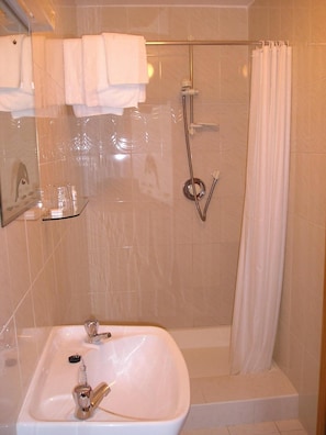 A bathroom with a shower, a sink, and a mirror. - Mountain View Guesthouse (Oughterard)