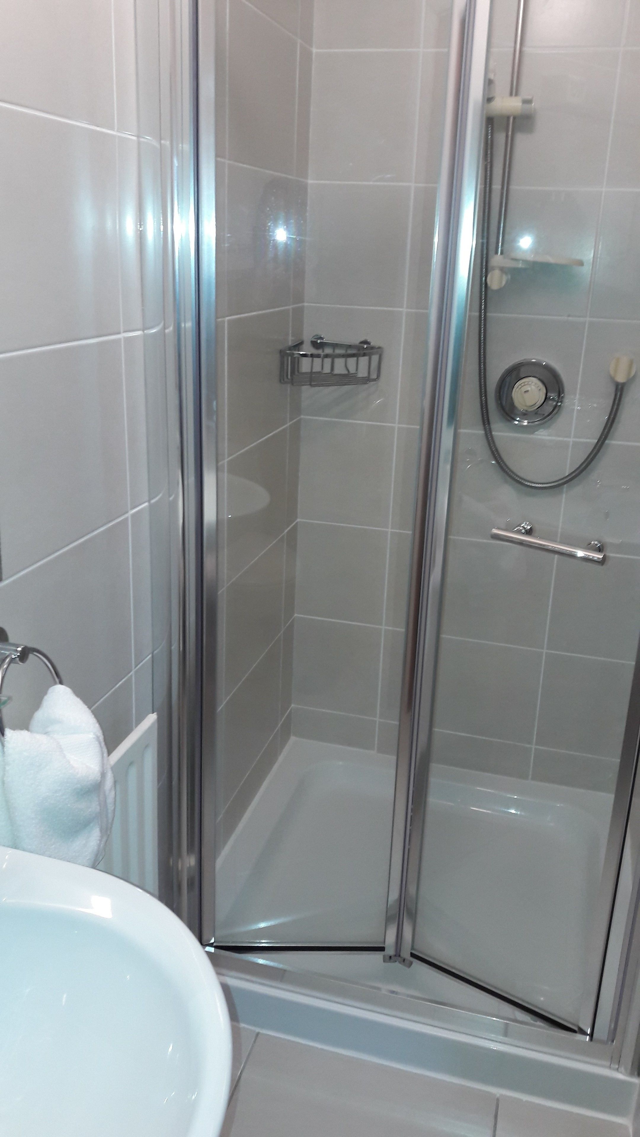 Triple Room | Bathroom | Shower, free toiletries, towels