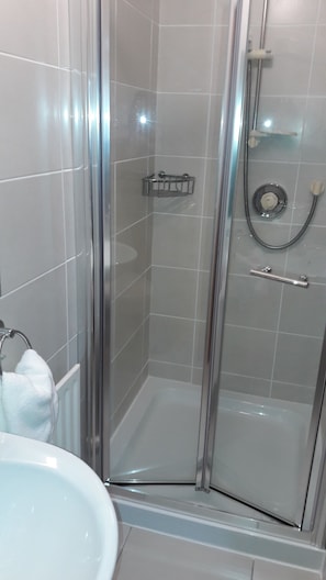 Phòng 3 | Phòng tắm | Buồng tắm vòi sen, đồ dùng nhà tắm miễn phí, khăn tắm 