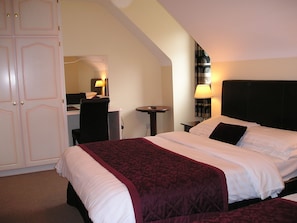 A hotel room with a bed, a desk, and a chair. - Mountain View Guesthouse (Oughterard)