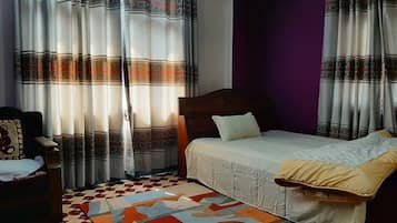 Eenvoudig appartement, 1 tweepersoonsbed, roken, uitzicht op heuvels | 1 slaapkamer, gratis wifi
