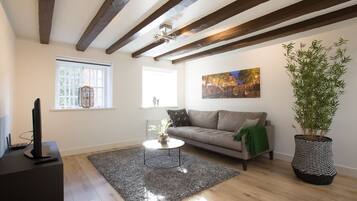 Apartment, 1 Bedroom (229C) | 1 bilik tidur, meja, katil bayi/kot (percuma), Wi-fi percuma