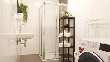 Apartment, 2 Bedrooms (229B) | Bilik Mandi | Pancuran mandi, kelengkapan dandanan diri percuma, pengering rambut