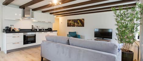 Appartement, 2 slaapkamers (11D) | 1 slaapkamer, een bureau, een strijkplank/strijkijzer, gratis babybedden