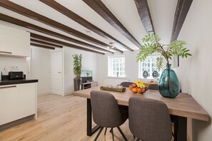 Apartemen, 2 kamar tidur (11C) | 1 kamar tidur, meja kerja, dan setrika/meja setrika