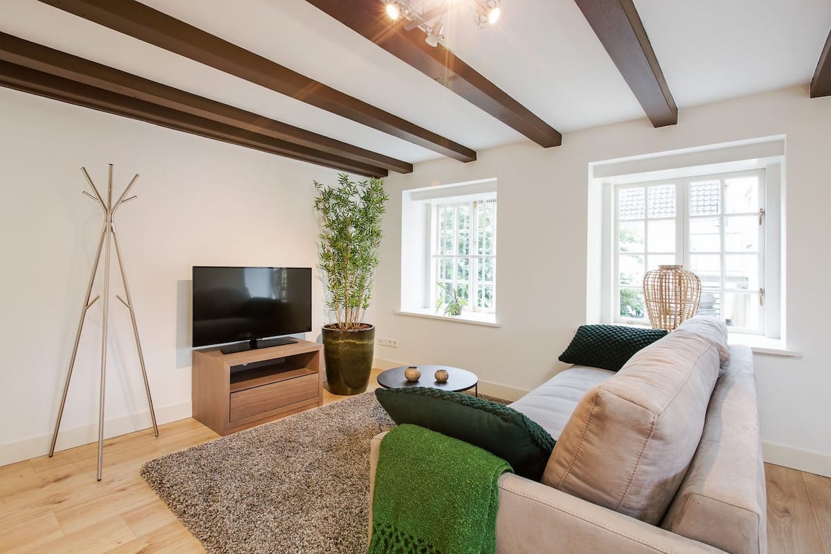 Appartement, 2 slaapkamers (11B) | 1 slaapkamer, een bureau, een strijkplank/strijkijzer, gratis babybedden