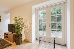 Apartemen, 1 kamar tidur (11A) | 1 kamar tidur, meja kerja, dan setrika/meja setrika