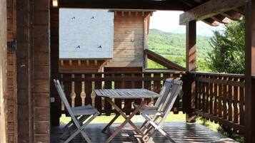 Casa familiar, 3 habitaciones, vista a la montaña | Área de sala de estar | Televisión de pantalla plana y libros