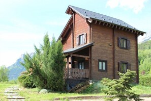 Familjehus - 3 sovrum - utsikt mot bergen | Vardagsrum | Platt-tv och böcker