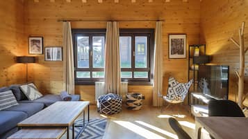 Casa familiar, 4 habitaciones, vista a la montaña | Sala de estar | Televisión de pantalla plana y libros