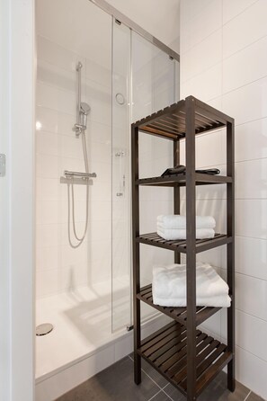 Apartment, 3 Bedrooms (43-BIS) | 1 bilik tidur, seterika/papan seterika, katil bayi/kot (percuma) 