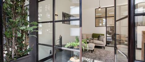 1 kamar tidur, setrika/meja setrika, dan tempat tidur bayi gratis