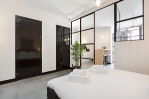 1 bilik tidur, seterika/papan seterika, katil bayi/kot (percuma)