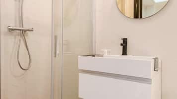 Shower, perlengkapan mandi gratis, pengering rambut, dan handuk