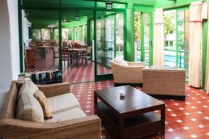屋上バー、プール ビュー、特定日に営業