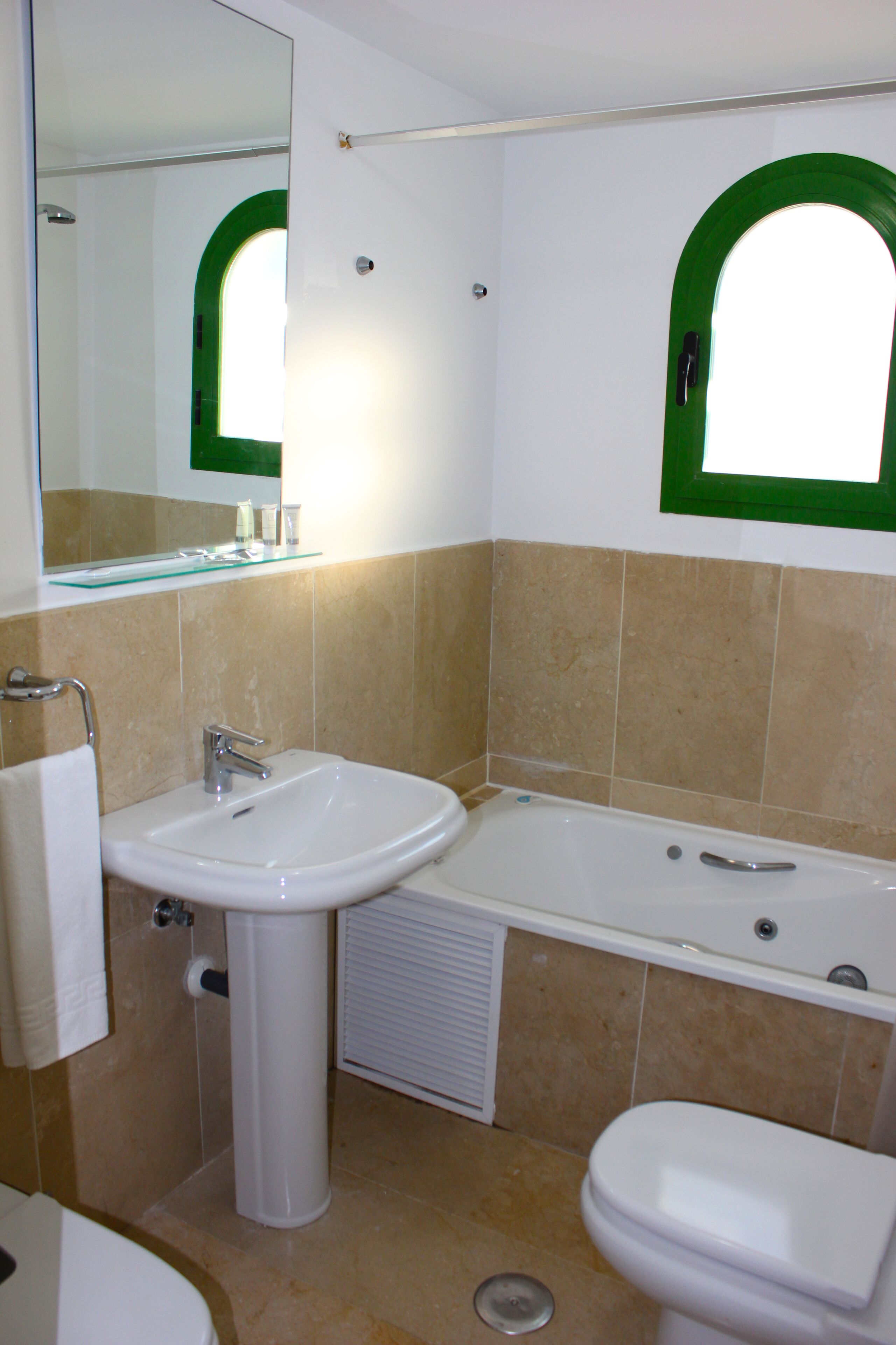 Un baño con lavabo, inodoro y bañera.