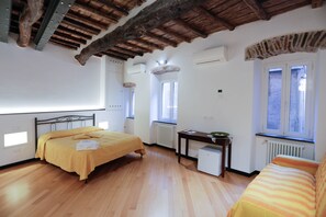 Economy Double Room | 1 bedroom, down duvets, desk, laptop workspace - Scorci Di Mare (Riomaggiore)
