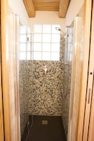 Ducha, artículos de tocador gratuitos, secador de pelo, bidet
