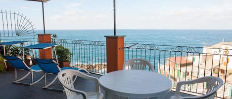Chambre Double Supérieure, 1 grand lit, terrasse, vue mer | Terrasse/Patio