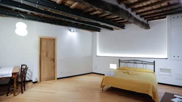 1 quarto, edredons de pluma, escrivaninha