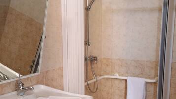 Basic Twin Room | Bathroom | Free toiletries, hair dryer, towels