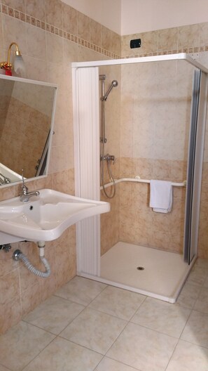 Quarto duplo básico | Banheiro | Produtos de toalete grátis, secador de cabelo, toalhas de banho 