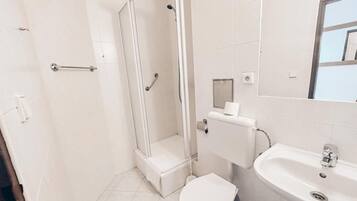 Single Room, Balcony | Bathroom | Shower, free toiletries, towels