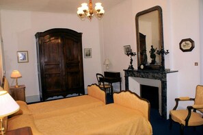 Zweibettzimmer (Aix-en-Provence) | Bügeleisen/Bügelbrett, kostenloses WLAN, individuell dekoriert