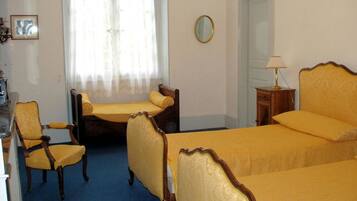 Twin Room (Aix-en-Provence) | Iron/ironing board (on request), WiFi (free), individually decorated