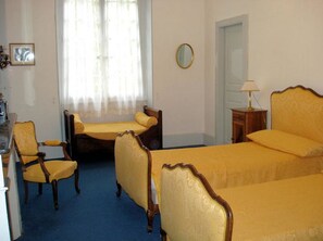 Zweibettzimmer (Aix-en-Provence) | Bügeleisen/Bügelbrett, kostenloses WLAN, individuell dekoriert