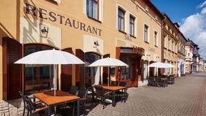 A restaurant with outdoor seating and a cobblestone street. - Ski Hotel Svoboda nad Upou (Svoboda nad Upou)