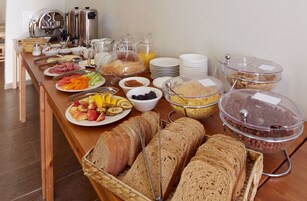 Café da manhã com buffet todos os dias mediante uma taxa