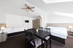 Cofres nos quartos, Wi-Fi de cortesia, roupa de cama