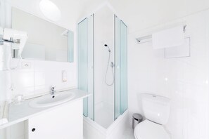 Gratis toiletartikelen, een haardroger, handdoeken