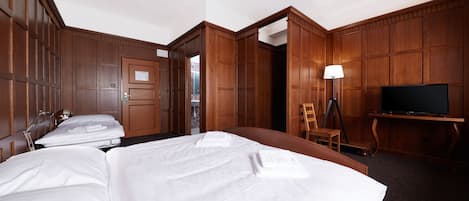 Triple Room | In-room safe, free WiFi, bed sheets