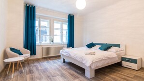 Leilighet – deluxe, 3 soverom, kjøkken, byutsikt | 1 soverom, skrivebord, lydisolert og strykejern/-brett