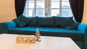 Leilighet – deluxe, 3 soverom, kjøkken, byutsikt | Oppholdsrom | Flatskjerm-TV