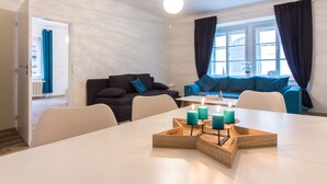 Leilighet – deluxe, 3 soverom, kjøkken, byutsikt | Spiseområde på rommet