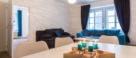 Apartamento Deluxe, 3 habitaciones, cocina, vistas a la ciudad | Servicio de comidas en la habitación