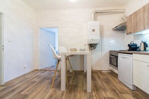 Apartamento luxo, 3 quartos, cozinha, vista para a cidade | Cozinha privada | Geladeira, micro-ondas, fogão, cooktop